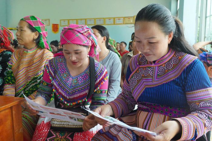 5 Người dân tìm hiểu tờ rơi về nhận diện các âm mưu, thủ đoạn của các thế lực thù địch.