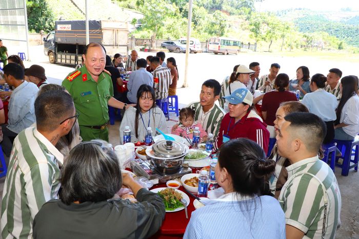 Nhiều thân nhân phạm nhân đã bày tỏ sự xúc động, cảm kích trước sự tận tâm, gần gũi của cán bộ, chiến sĩ trong đơn vị, không chỉ làm tốt công tác quản lý giam giữ, mà còn mang đến sự động viên tinh thần quý giá giúp phạm nhân an tâm cải tạo