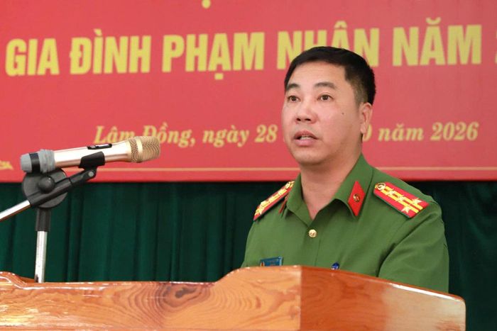 Đại tá Phạm Văn Tôn, Giám thị Trại giam Đắk P’lao phát biểu tại hội nghị