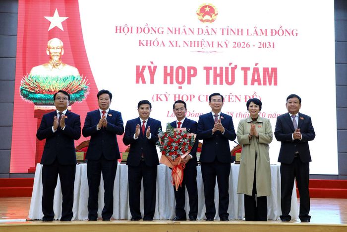 Các đồng chí Thường trực Tỉnh ủy Lâm Đồng tặng hoa chúc mừng ông Nguyễn Bá Út