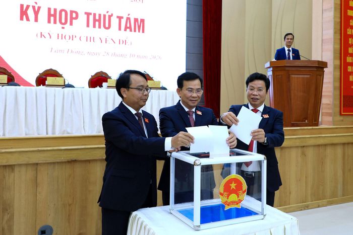 Các đại biểu thực hiện quy trình bầu chức danh Phó Chủ tịch UBND tỉnh Lâm Đồng