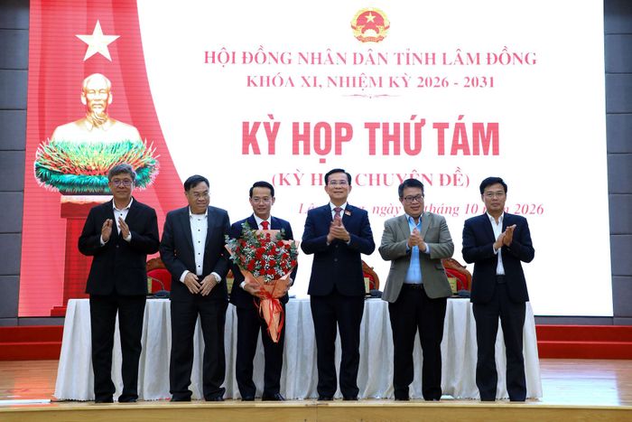 Tập thể lãnh đạo UBND tỉnh Lâm Đồng tặng hoa chúc mừng ông Nguyễn Bá Út