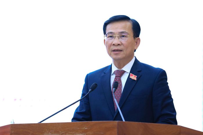 Chủ tịch UBND tỉnh Lâm Đồng Hồ Văn Mười trình bày tờ trình giới thiệu ông Nguyễn Bá Út bầu giữ chức Phó Chủ tịch UBND tỉnh