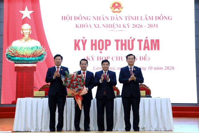 Bí thư Tỉnh ủy Lâm Đồng Y Thanh Hà Niê Kđăm, Chủ tịch UBND tỉnh Hồ Văn Mười và Chủ tịch HĐND tỉnh Lưu Văn Trung tặng hoa chúc mừng ông Nguyễn Bá Út