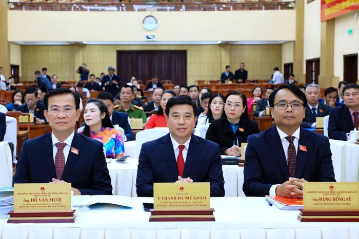 Bí thư Tỉnh ủy Lâm Đồng Y Thanh Hà Niê Kđăm, Chủ tịch UBND tỉnh Hồ Văn Mười và Phó Bí thư Thường trực Tỉnh ủy Đặng Hồng Sỹ dự kỳ họp