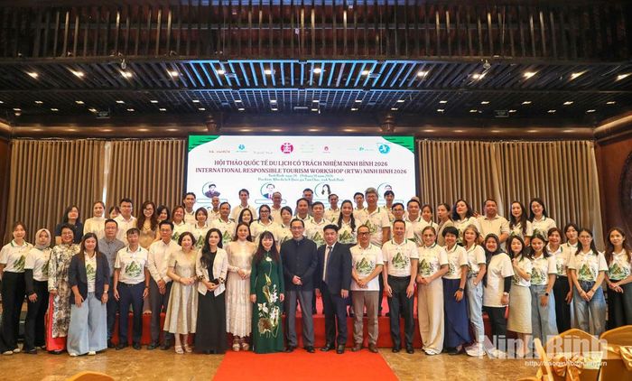 Các đại biểu chụp ảnh lưu niệm tại hội thảo. 