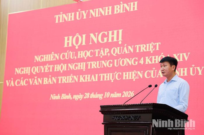 Đồng chí Trần Huy Tuấn, Ủy viên Trung ương Đảng, Bí thư Tỉnh ủy quán triệt các nội dung tại hội nghị.