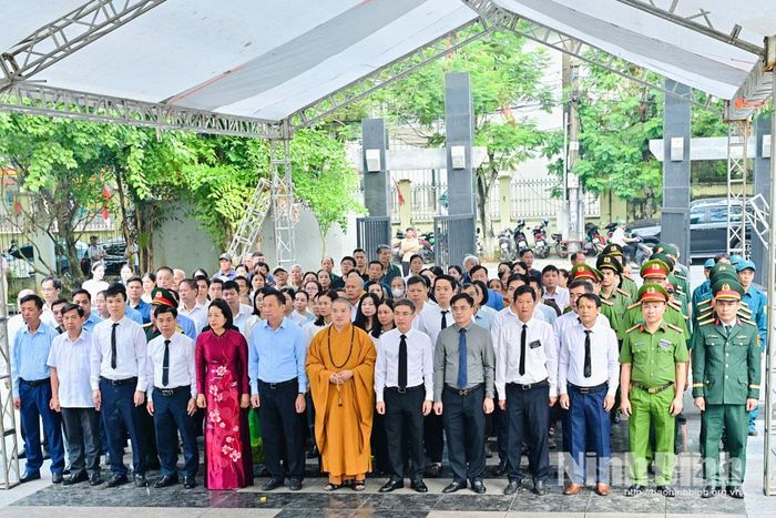 Các đại biểu dự Lễ đón nhận, truy điệu và an táng hài cốt liệt sĩ Lê Quang Trung.