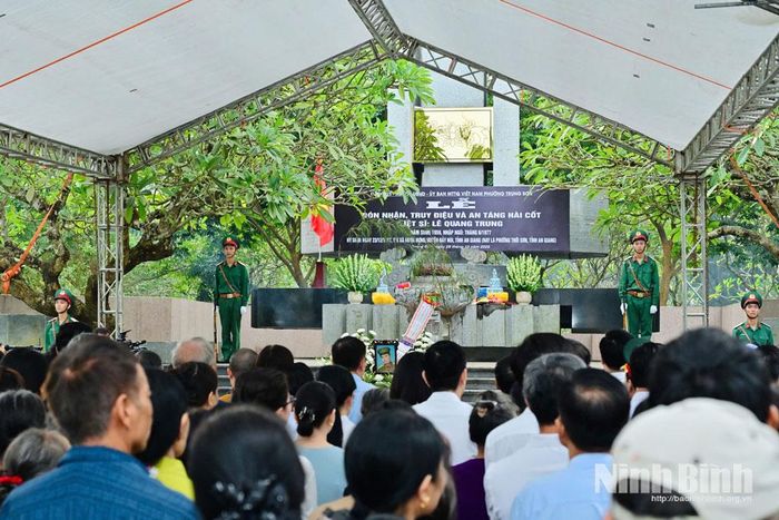 Quang cảnh Lễ đón nhận, truy điệu và an táng hài cốt liệt sĩ Lê Quang Trung.