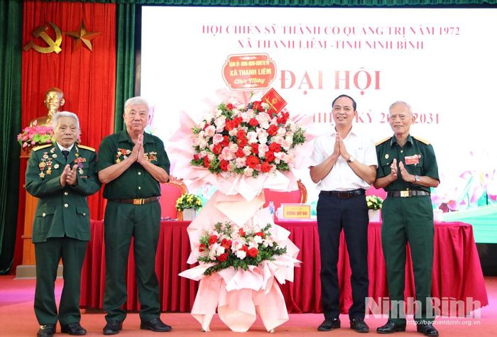 Lãnh đạo xã Thanh Liêm tặng hoa chúc mừng Đại hội.