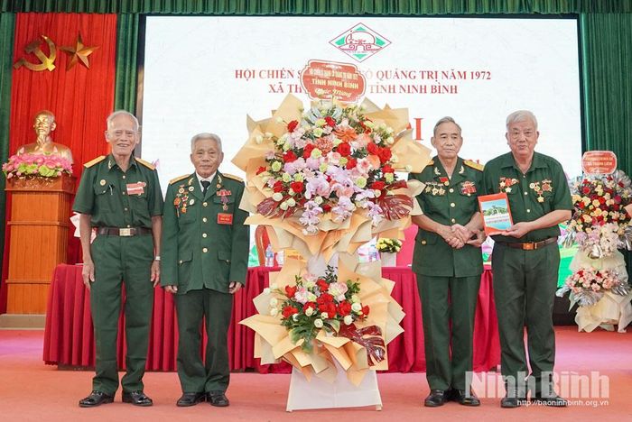 Hội Chiến sỹ Thành cổ Quảng Trị năm 1972 tỉnh Ninh Bình tặng hoa chúc mừng Đại hội.