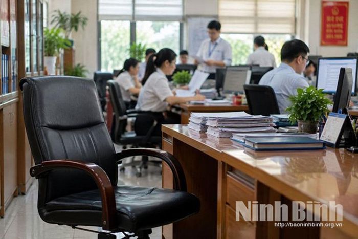 Nhiều bộ phận đang tất bật với công việc, nhưng vẫn có những chiếc ghế trống giữa phòng.