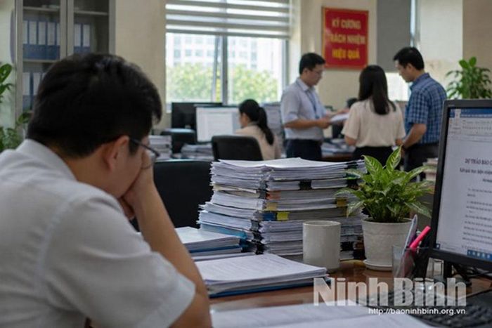 “Núi” hồ sơ, tài liệu tại văn phòng công sở luôn cần được xử lý đúng hạn.