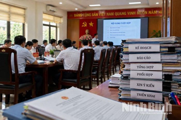 Họp cơ quan và chồng hồ sơ đang cần được được xử lý đúng hạn.