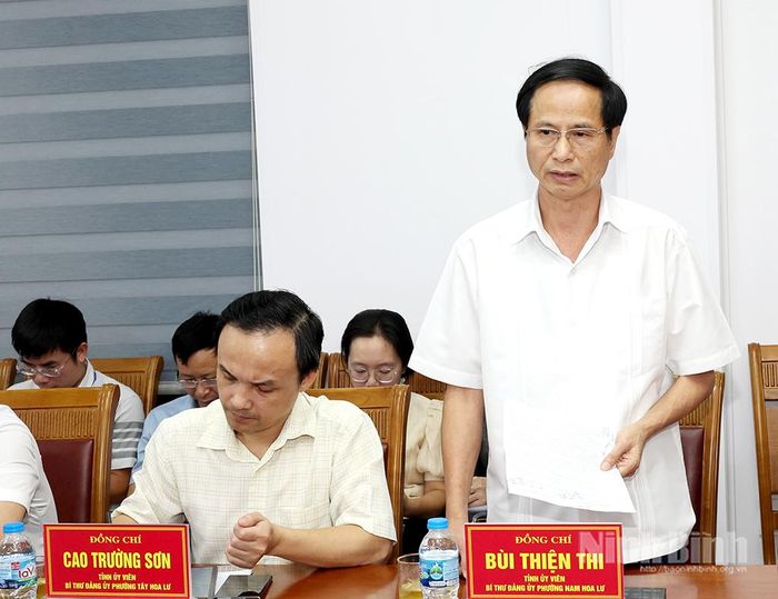 Đồng chí Bùi Thiện Thi, Tỉnh ủy viên, Bí thư Đảng ủy phường Nam Hoa Lư phát biểu tại hội nghị.