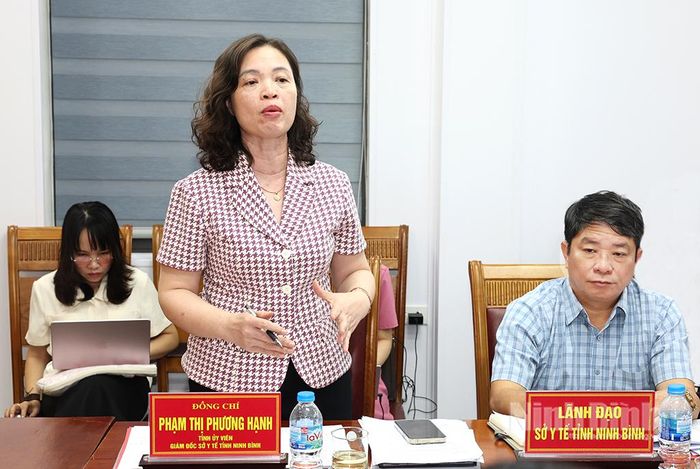 Đồng chí Phạm Thị Phương Hạnh, Tỉnh ủy viên, Giám đốc Sở Y tế phát biểu tại hội nghị.