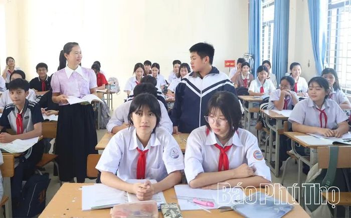 Giờ học của cô và trò Trường THCS Tam Sơn, xã Tam Sơn.