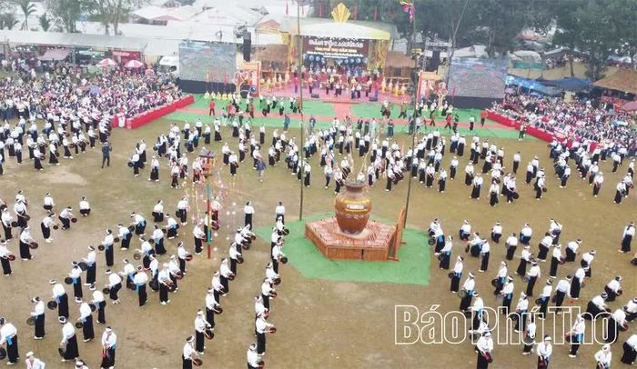 Lễ hội Khai hạ dân tộc Mường tỉnh được tổ chức trên địa bàn xã Mường Bi, thu hút đông đảo du khách đến thăm quan, trải nghiệm.