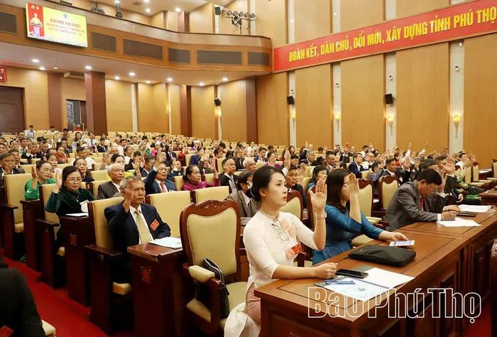 Các đại biểu biểu quyết thông qua Đề án nhân sự Ban Chấp hành, Ban Thường vụ, Ban Kiểm tra Hội Người cao tuổi tỉnh, nhiệm kỳ 2026 - 2031.