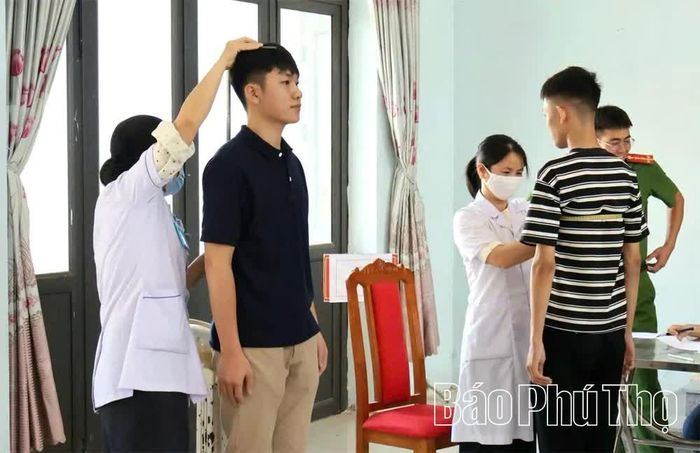 Hội đồng Nghĩa vụ quân sự xã khám sơ tuyển cho công dân trong độ tuổi thực hiện nghĩa vụ quân sự năm 2027.