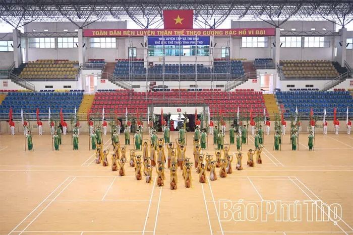 Chương trình nghệ thuật với chủ đề “Tuổi trẻ Đất Tổ khát vọng vươn cao”.