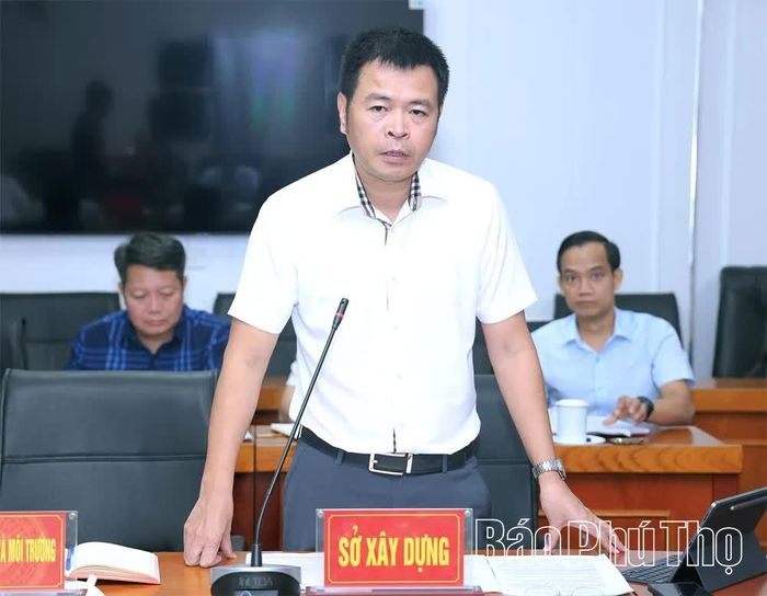 Lãnh đạo Sở Xây dựng báo cáo tại hội nghị.
