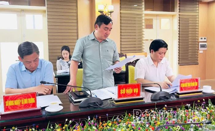 Lãnh đạo Sở Nội vụ báo cáo tại hội nghị.