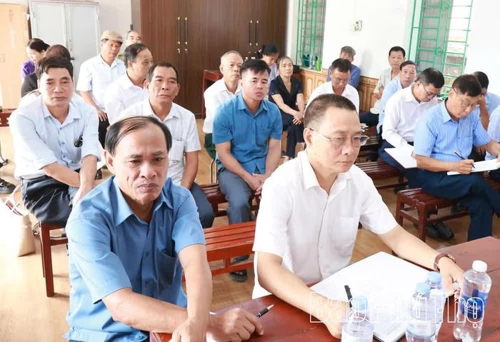 Các đảng viên thôn Vĩnh Mộ 2 tham dự sinh hoạt chuyên đề.