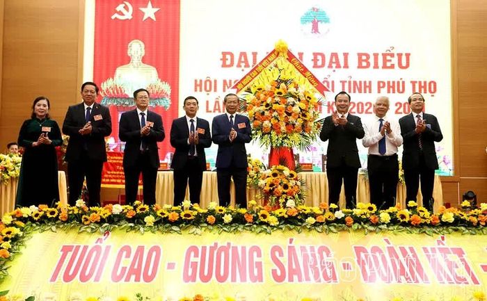 Lãnh đạo Trung ương Hội NCT Việt Nam tặng hoa chúc mừng Đại hội.