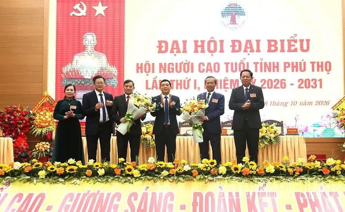 Lãnh đạo Hội NCT tỉnh Phú Thọ tặng hoa tri ân các đồng chí không tái cử BCH khóa mới.