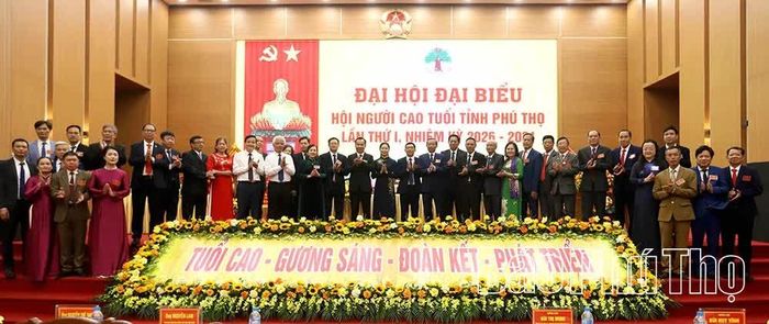 Các đồng chí lãnh đạo Trung ương Hội NCT Việt Nam, lãnh đạo tỉnh chúc mừng Ban Chấp hành Hội NCT tỉnh Phú Thọ khóa I, nhiệm kỳ 2026 - 2031.