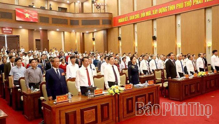 Các đại biểu thực hiện nghi thức chào cờ.