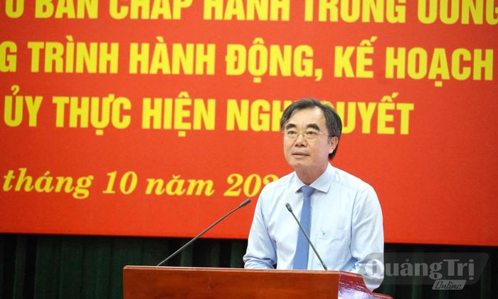 Đồng chí Nguyễn Lương Bình, Ủy viên Ban Thường vụ Tỉnh ủy, Trưởng ban Tổ chức Tỉnh ủy giới thiệu chuyên đề 1 - Ảnh: X.P