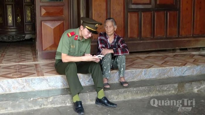 Công an xã Tuyên Sơn hỗ trợ người cao tuổi sử dụng các tiện ích số - Ảnh: Đ.A