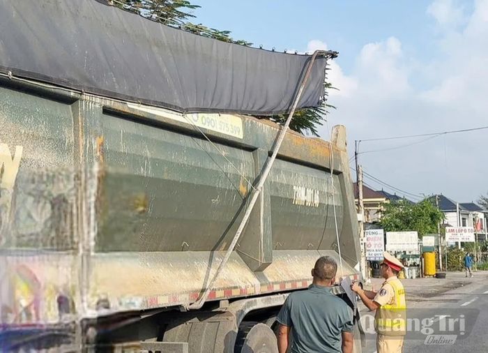 Kiểm tra xe tải có dấu hiệu kích thước thành thùng xe không đúng thông số kỹ thuật theo quy định - Ảnh: B.T
