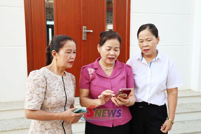 Ban Chi ủy Chi bộ bản Bắc Đa hướng dẫn đảng viên sử dụng các tiện ích số.