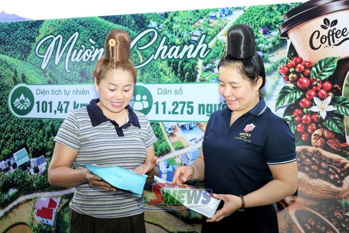 Giám đốc HTX Ara-Tay Coffee, xã Mường Chanh giới thiệu sản phẩm cà phê cho phụ nữ trong xã.