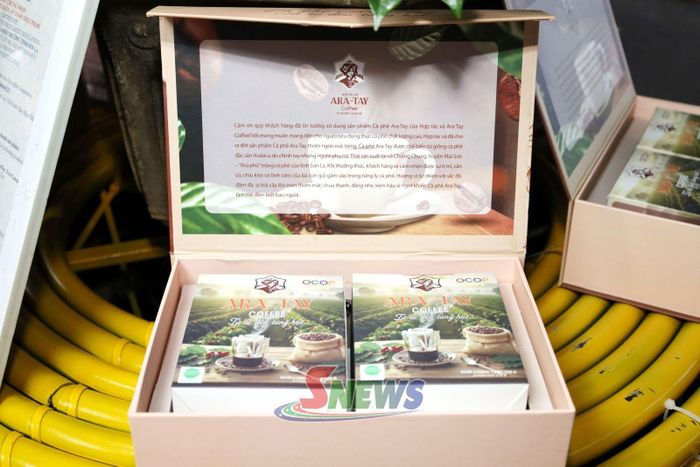Sản phẩm cà phê của HTX Ara-Tay Coffee, xã Mường Chanh được đầu tư bao bì, nhãn mác.