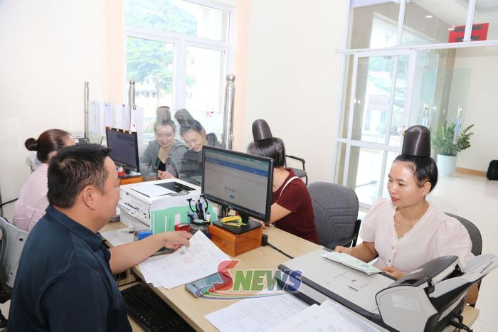 Viên chức BHXH cơ sở Thuận Châu ứng dụng công nghệ thông tin trong giải quyết chế độ BHXH, BHYT cho nhân dân.