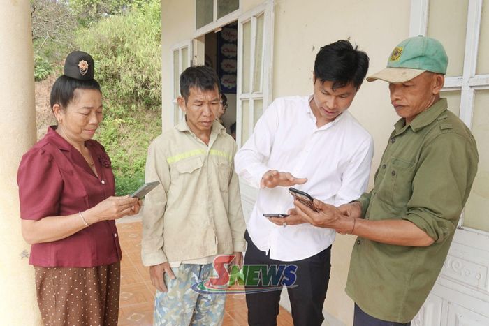 Người dân bản Ót Dầu, phường Chiềng Cơi chia sẻ kinh nghiệm sử dụng phần mềm số hóa thông tin vùng trồng cà phê.