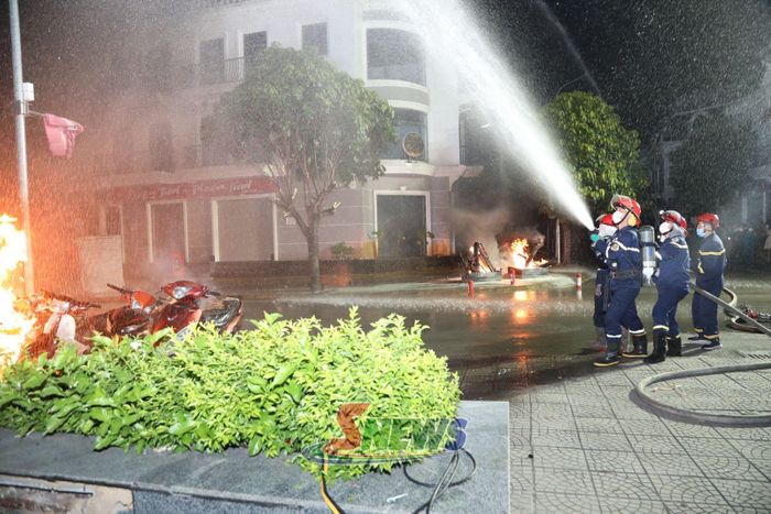 Lực lượng PCCC và CNCH tham gia tổng duyệt diễn tập.