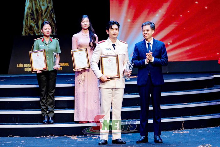 Đại úy Hoàng Trung Hiếu đạt giải Bạc ở nội dung phát thanh viên, người dẫn chương trình