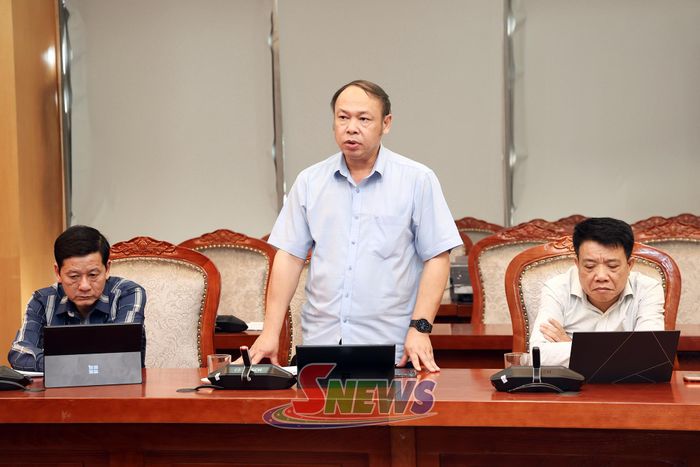 Lãnh đạo Sở Giáo dục và Đào tạo phát biểu tại cuộc họp.