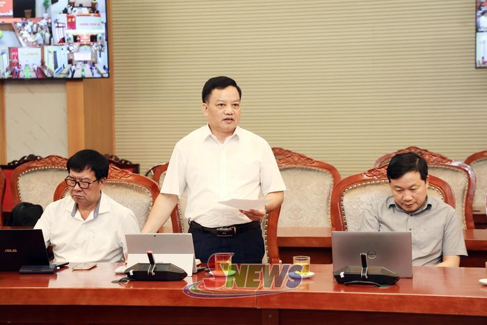 Lãnh đạo Ban quản lý dự án ĐTXD các công trình nông nghiệp và phát triển nông thôn phát biểu tại cuộc họp.