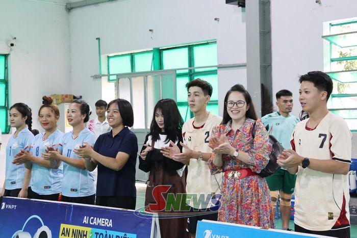 Các trận đấu thu hút đông đảo khán giả cổ vũ sôi nổi.