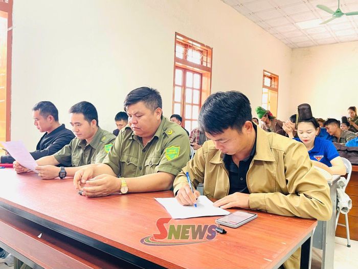 ĐVTN và người dân tìm hiểu kiến thức ATGT trực tiếp trên điện thoại thông minh qua mã quét QR.