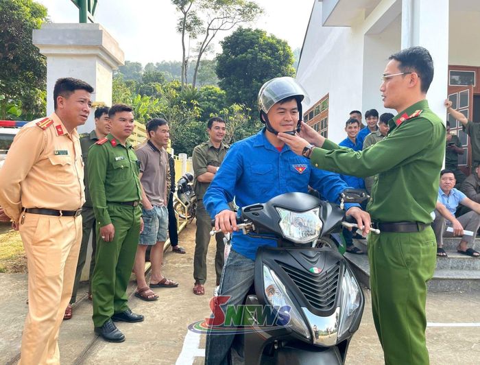 Hướng dẫn người dân thực hành các thao tác điều khiển phương tiện, tư thế lái xe đúng cách, cài quai mũ bảo hiểm đúng cách.