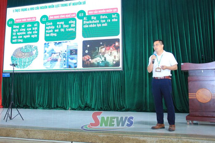 Chuyên gia của Học viện Nông nghiệp Việt Nam tư vấn hướng nghiệp cho học sinh THPT tại Sơn La.