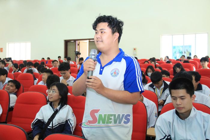Học sinh Trường THPT Chuyên Sơn La trong một hoạt động tư vấn hướng nghiệp.