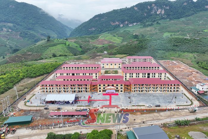 Trường Phổ thông nội trú Tiểu học và THCS Lóng Phiêng được đầu tư, xây dựng khang trang.